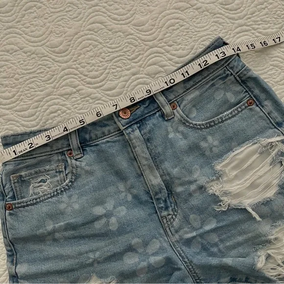 American Eagle Outfitters Distressed Denim Shorts Size 4 - Picture 13 of 16